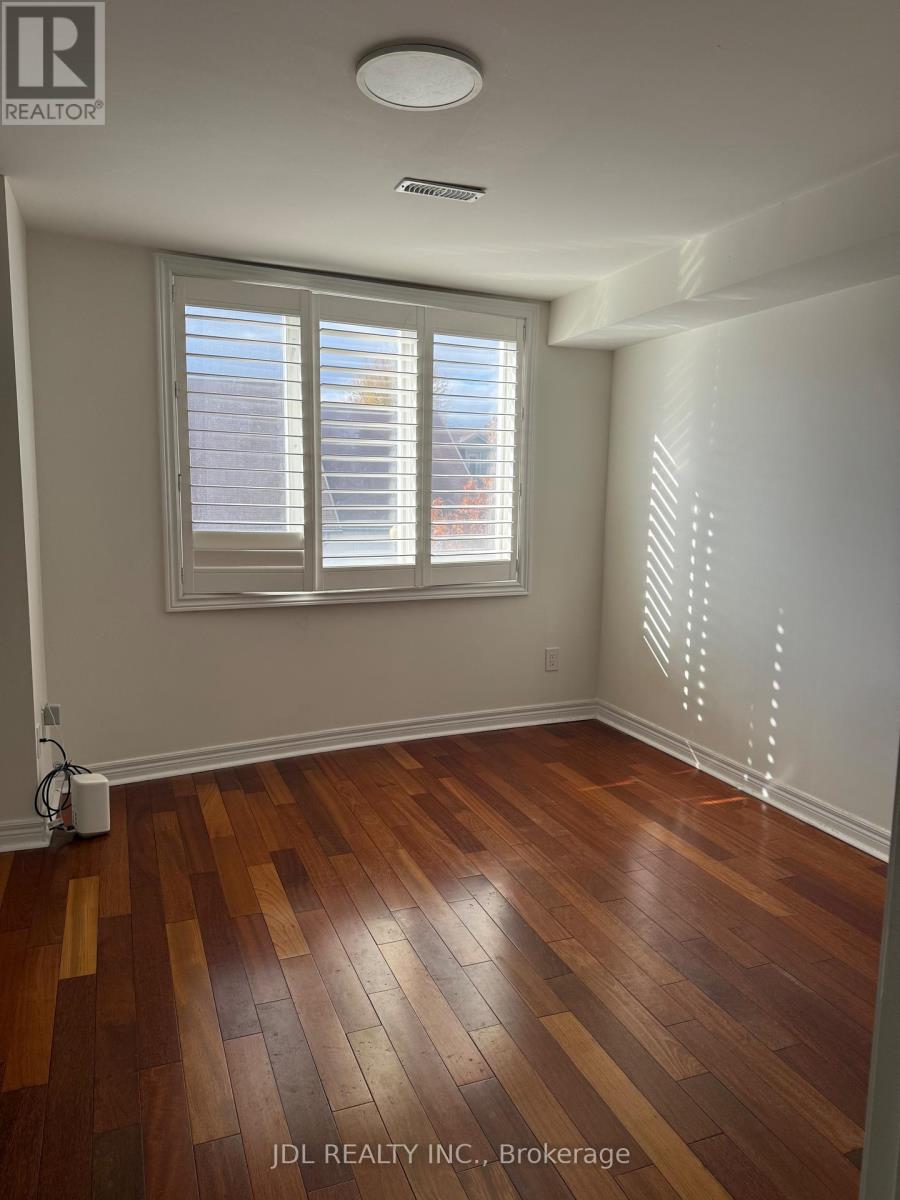 5 English Garden Way, Toronto, Ontario  M2M 4M4 - Photo 8 - C12526394