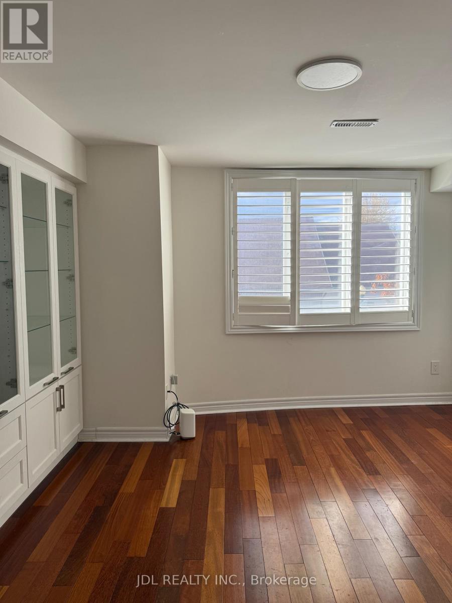 5 English Garden Way, Toronto, Ontario  M2M 4M4 - Photo 9 - C12526394