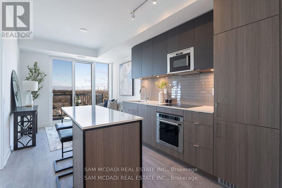 220 Missinnihe Way, Mississauga, Ontario  L5H 0A9 - Photo 3 - W12526396