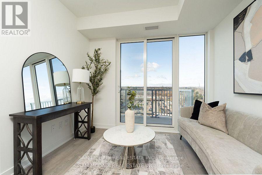 220 Missinnihe Way, Mississauga, Ontario  L5H 0A9 - Photo 8 - W12526396