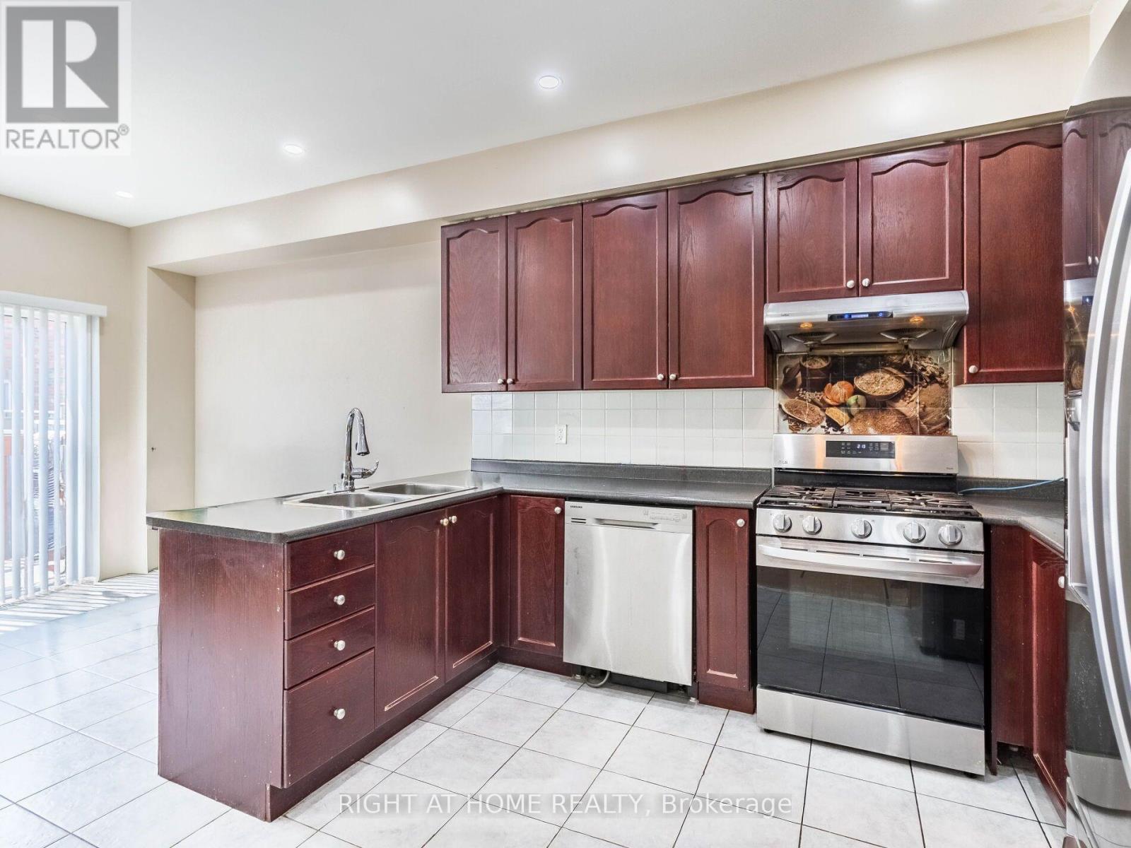 50 Commodore Drive, Brampton, Ontario L6X 0S7 - Photo 8 - W12513156