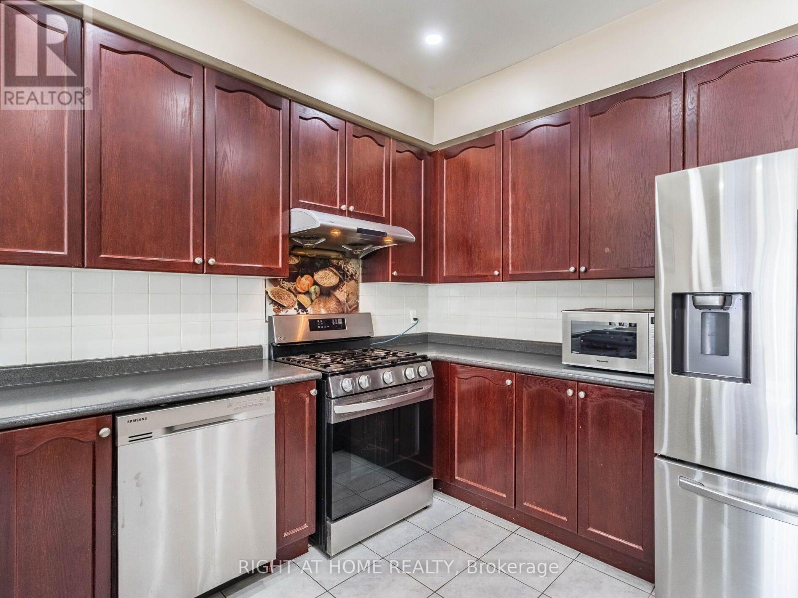 50 Commodore Drive, Brampton, Ontario L6X 0S7 - Photo 7 - W12513156