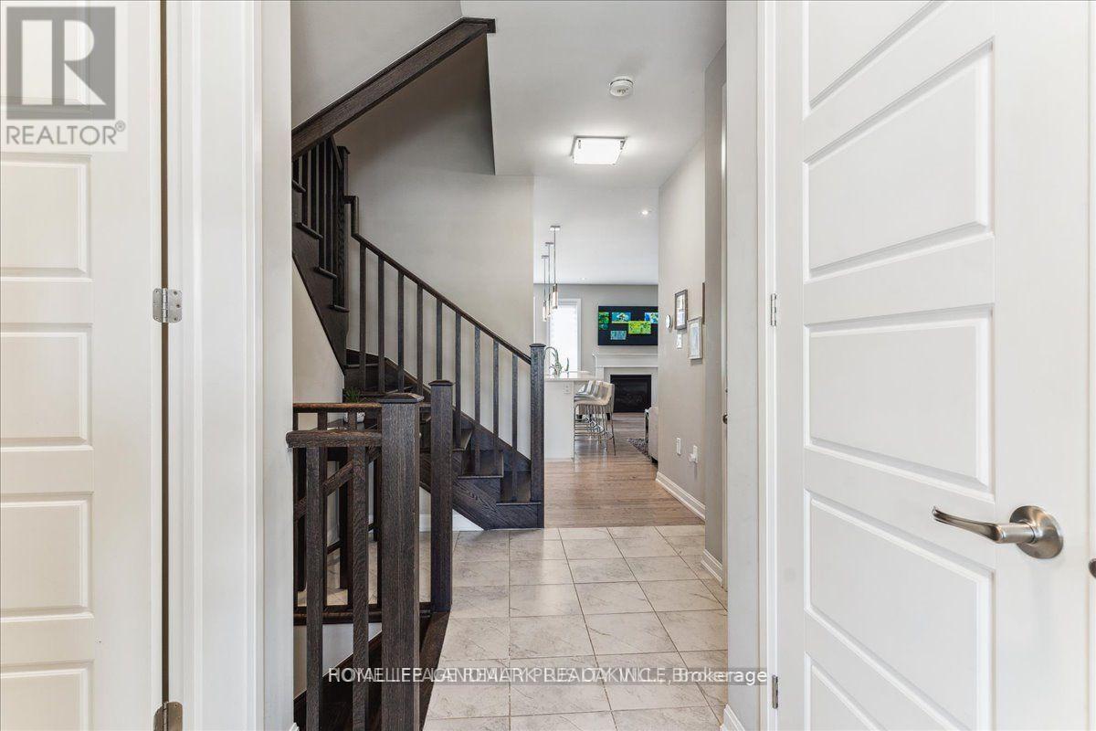 3440 Vernon Powell Drive N, Oakville, Ontario L6H 0Y1 - Photo 3 - W12526434