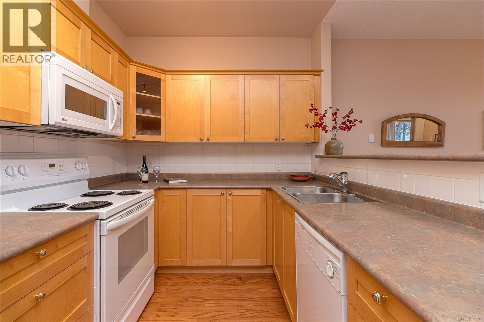 6 3281 Maplewood Rd, Saanich, British Columbia V8P 3M4 - Photo 11 - 1020078