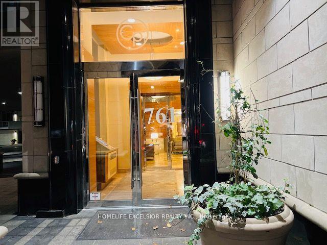 2011 - 761 BAY STREET, Toronto, Ontario