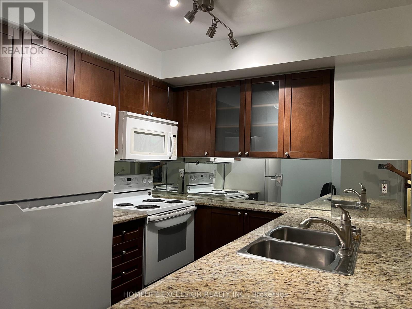 2011 - 761 Bay Street, Toronto, Ontario  M5G 2R2 - Photo 4 - C12526440