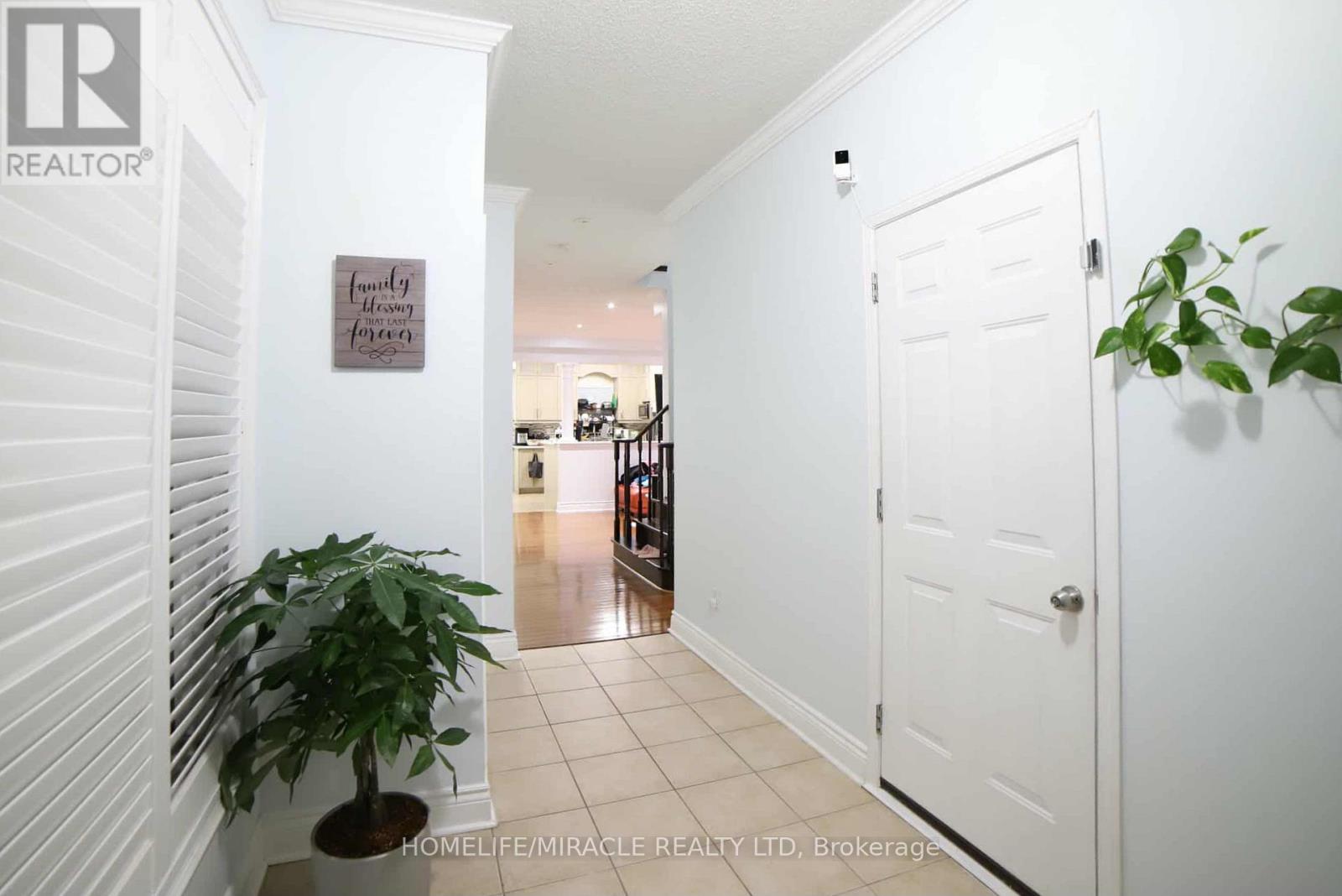 243 Venice Gate Drive, Vaughan, Ontario  L4H 0G1 - Photo 10 - N12526442