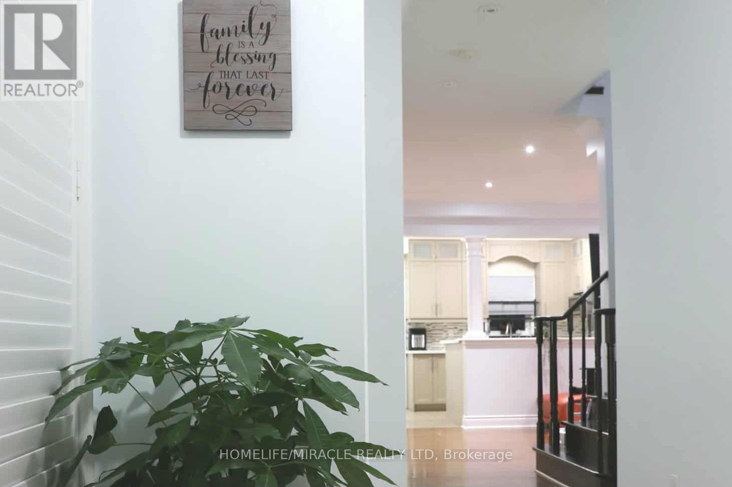 243 Venice Gate Drive, Vaughan, Ontario  L4H 0G1 - Photo 11 - N12526442