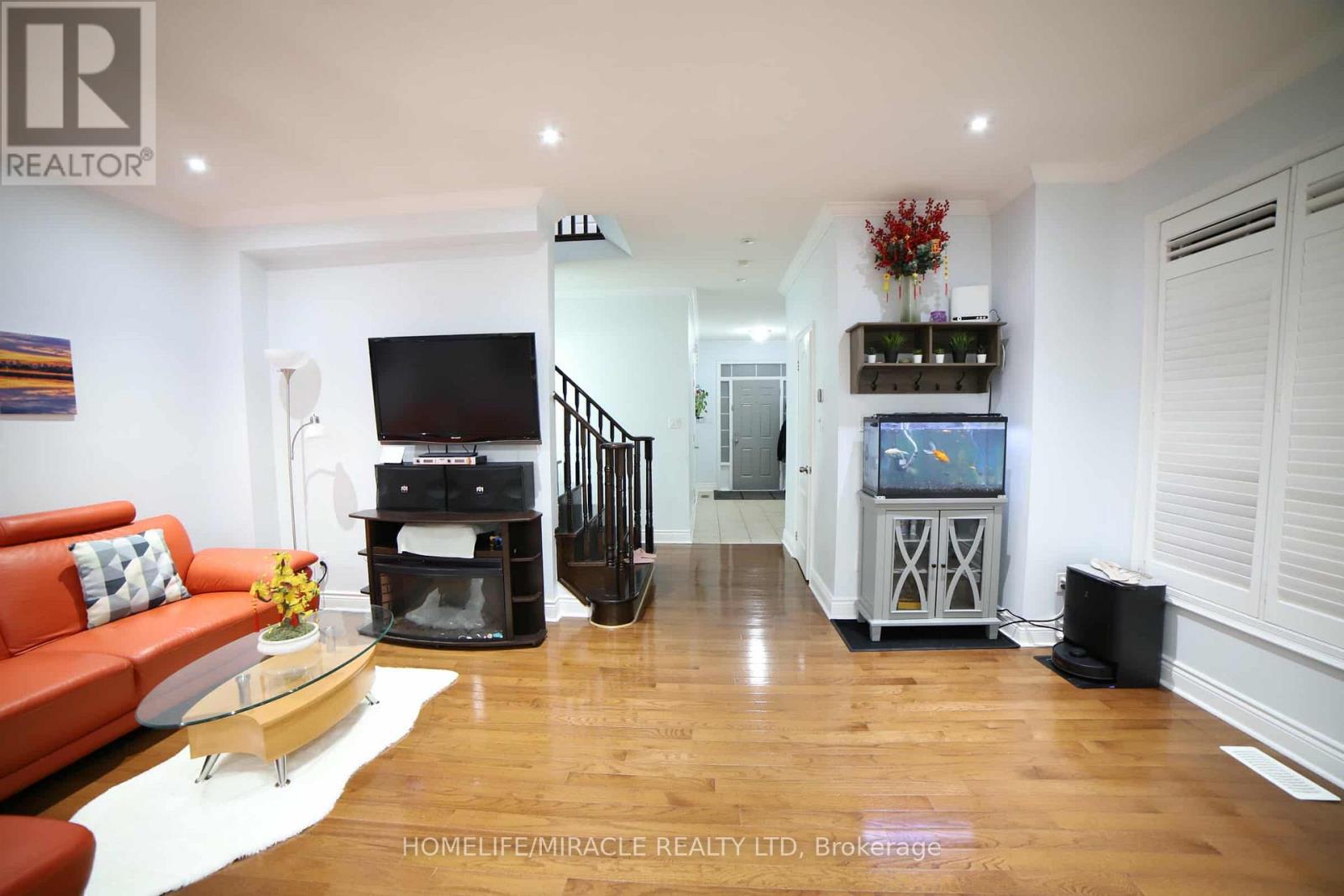 243 Venice Gate Drive, Vaughan, Ontario  L4H 0G1 - Photo 12 - N12526442