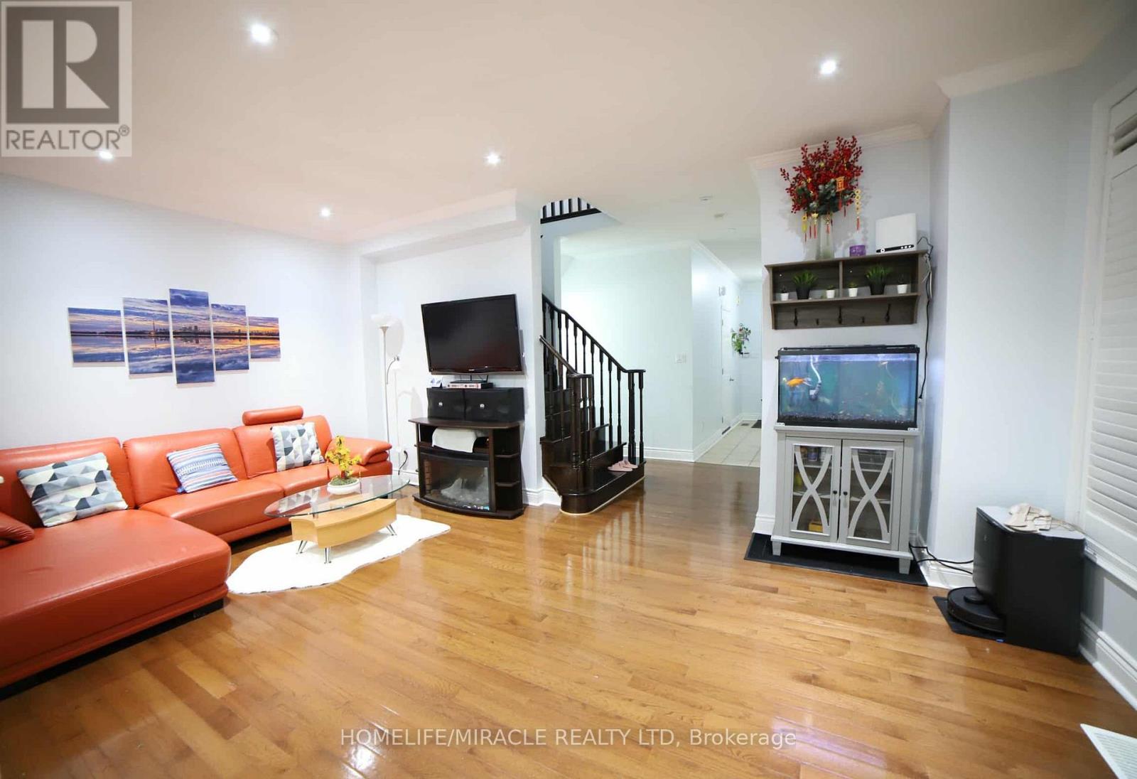 243 Venice Gate Drive, Vaughan, Ontario  L4H 0G1 - Photo 13 - N12526442