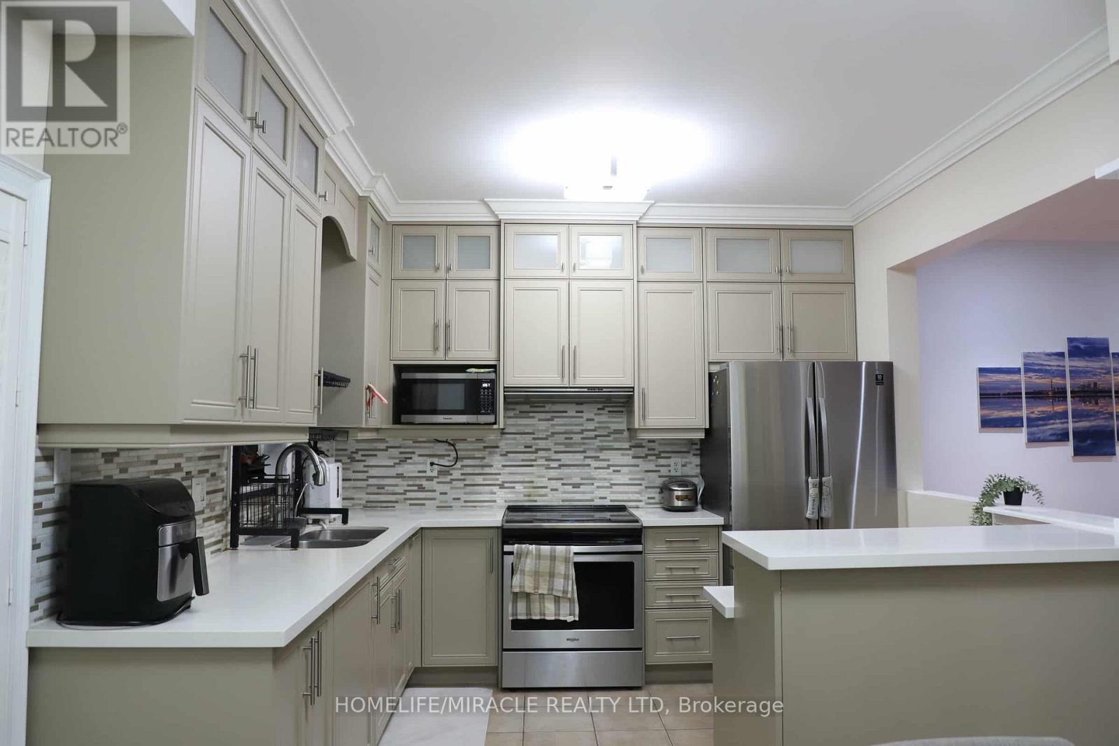 243 Venice Gate Drive, Vaughan, Ontario  L4H 0G1 - Photo 19 - N12526442