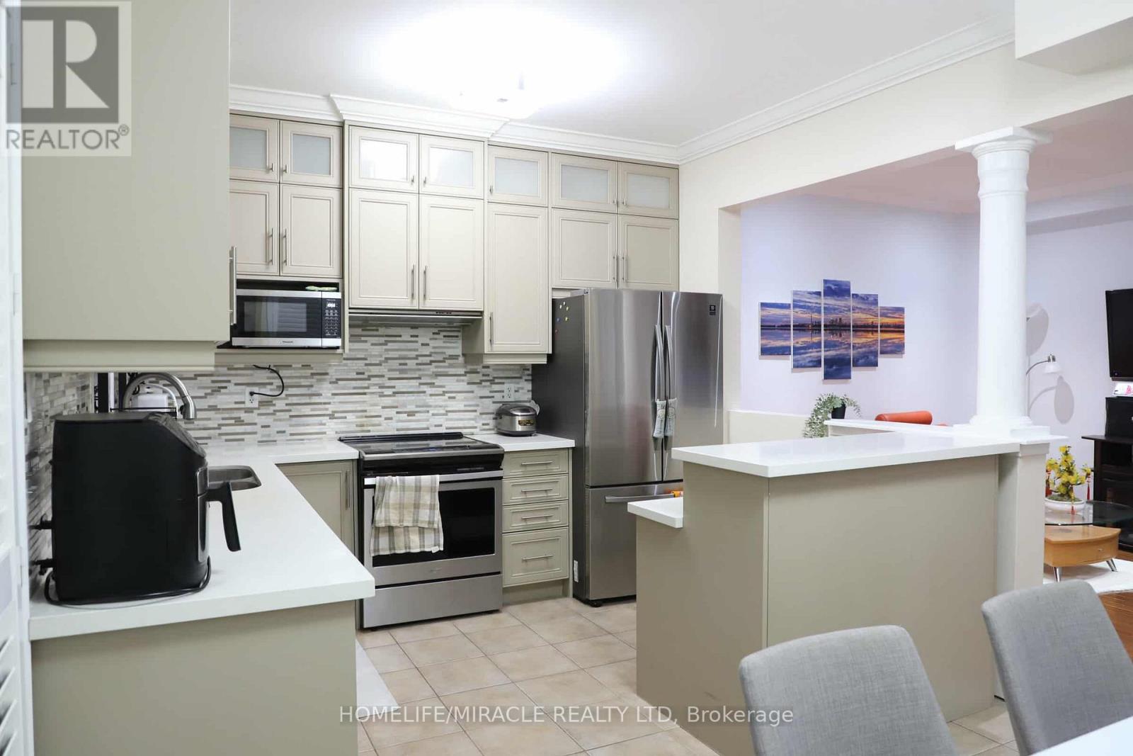 243 Venice Gate Drive, Vaughan, Ontario  L4H 0G1 - Photo 21 - N12526442