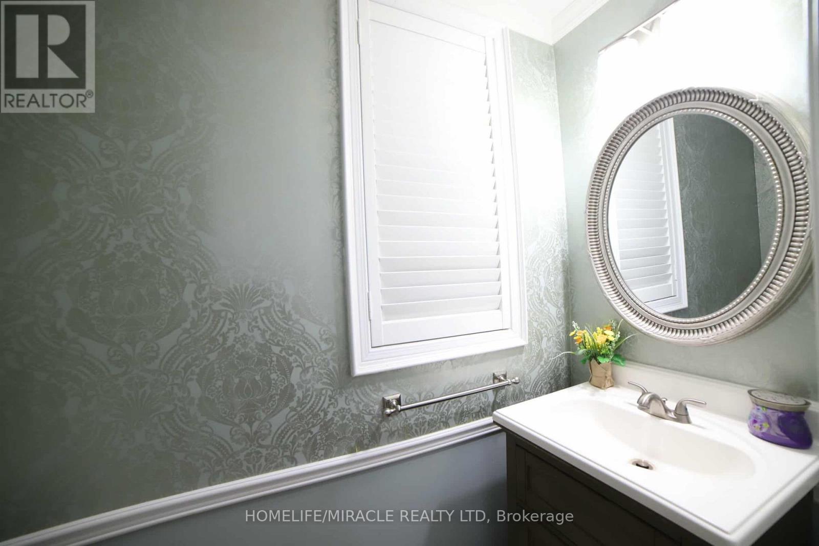 243 Venice Gate Drive, Vaughan, Ontario  L4H 0G1 - Photo 22 - N12526442