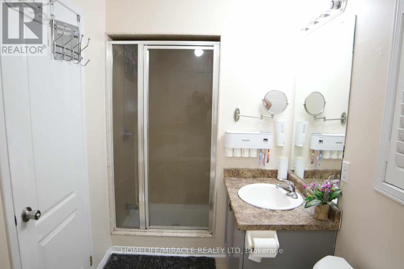 243 Venice Gate Drive, Vaughan, Ontario  L4H 0G1 - Photo 26 - N12526442