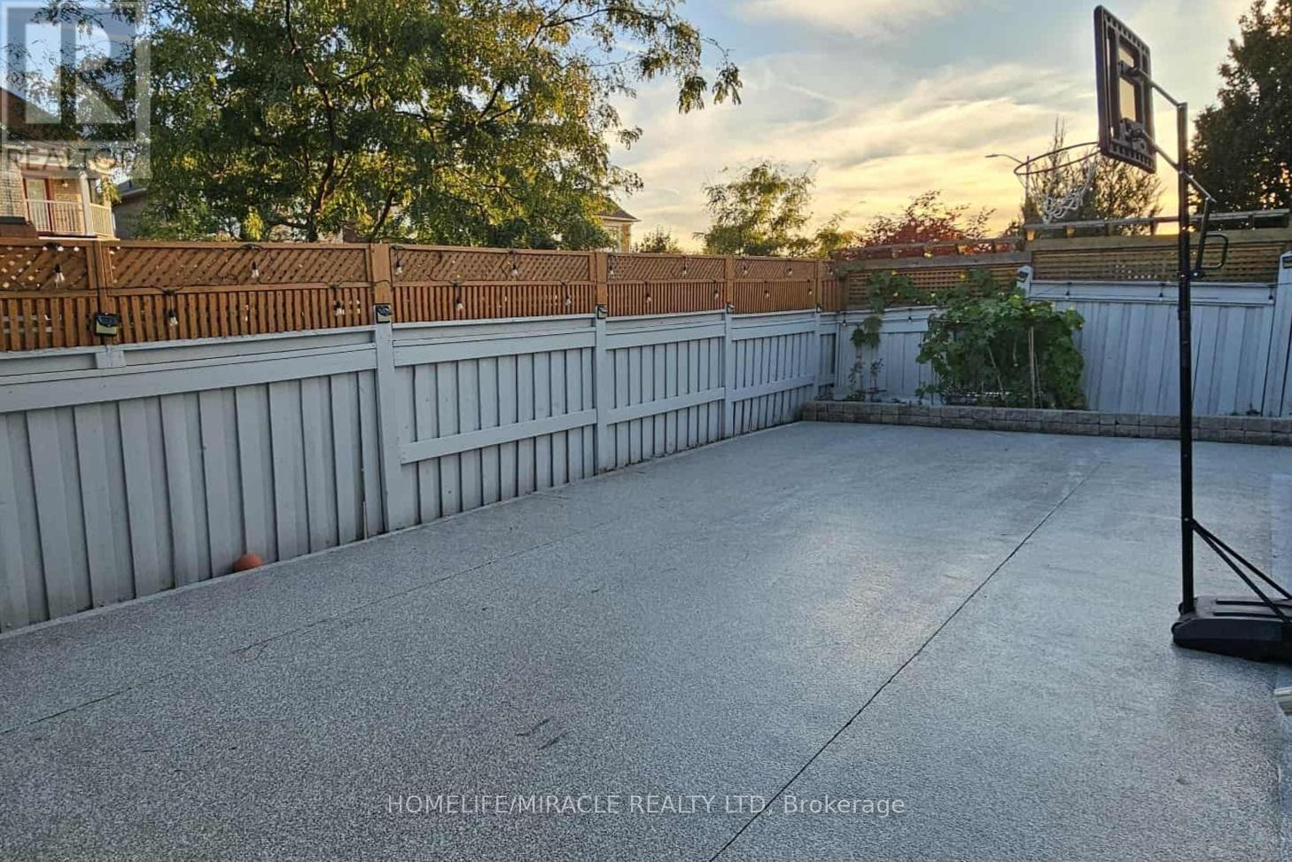 243 Venice Gate Drive, Vaughan, Ontario  L4H 0G1 - Photo 6 - N12526442