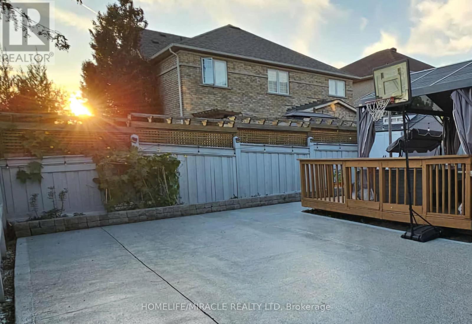 243 Venice Gate Drive, Vaughan, Ontario  L4H 0G1 - Photo 7 - N12526442