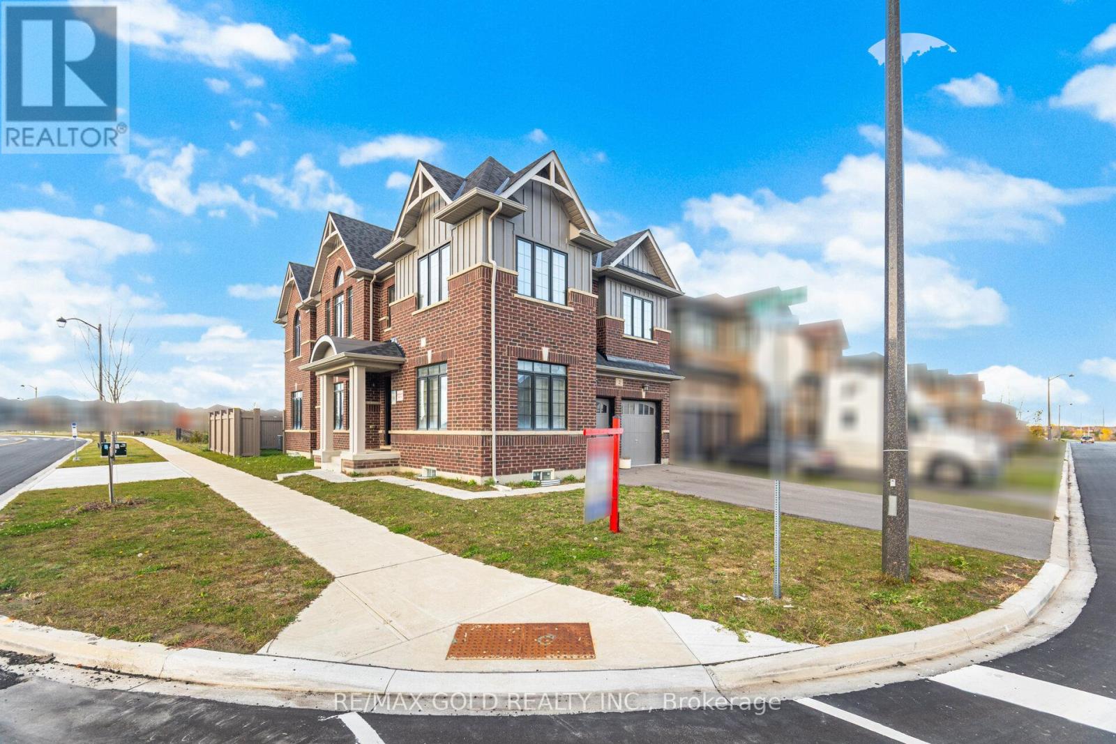 2 Madawaska Road, Caledon, Ontario  L7C 4J8 - Photo 2 - W12522608