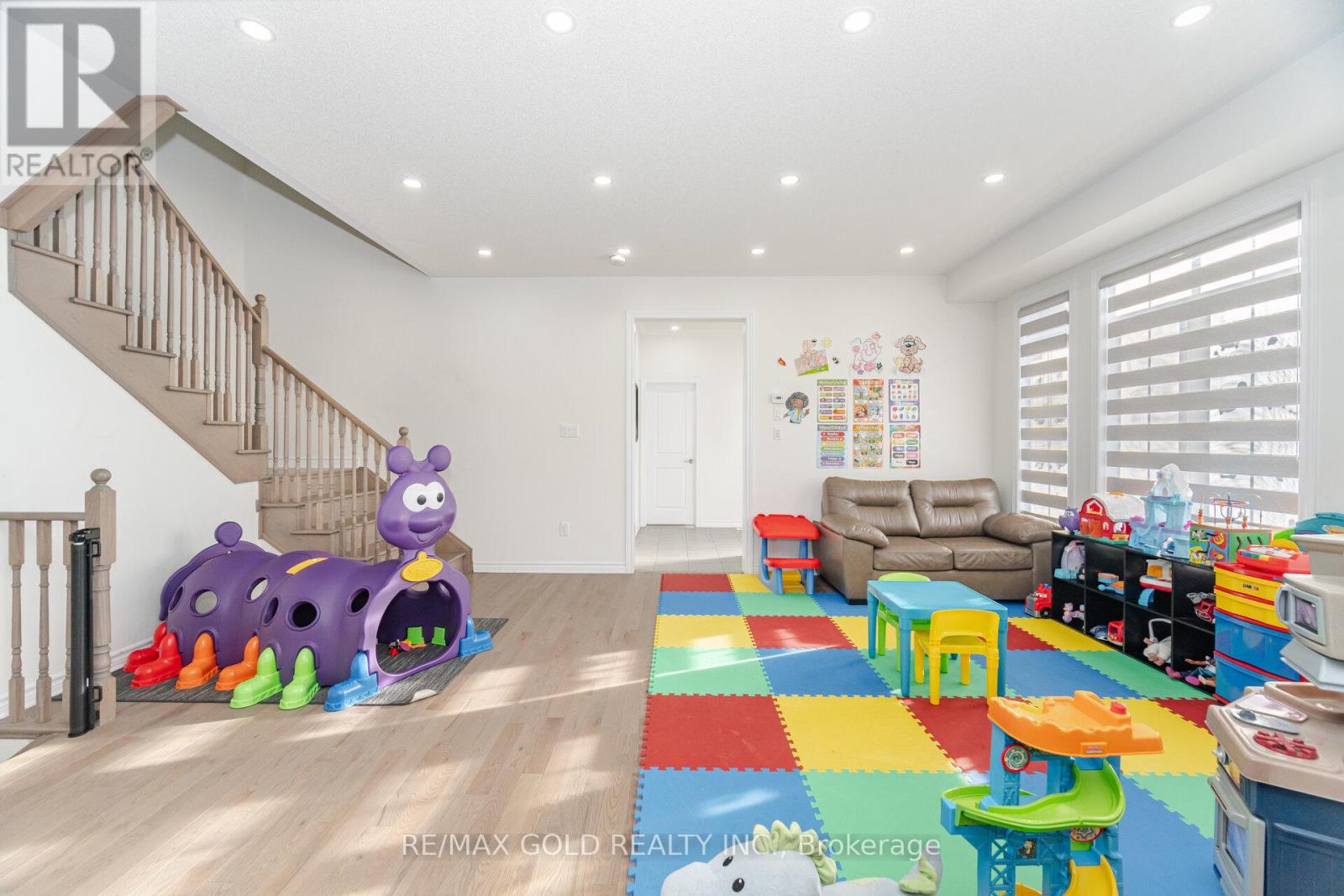 2 Madawaska Road, Caledon, Ontario  L7C 4J8 - Photo 9 - W12522608