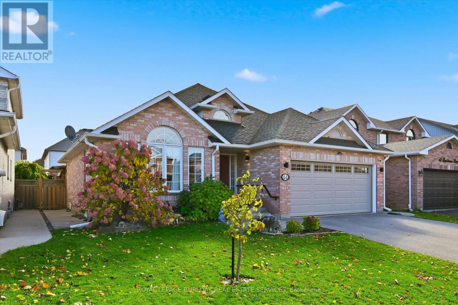 44 Rockhaven Lane, Hamilton, Ontario L8B 0J7 - Photo 3 - X12516220