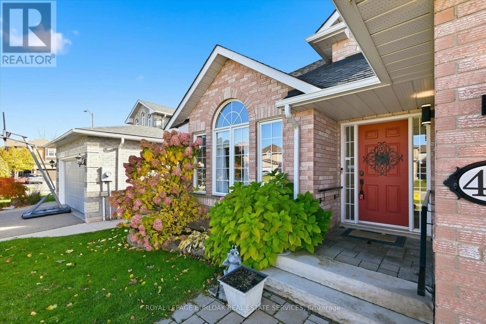 44 Rockhaven Lane, Hamilton, Ontario L8B 0J7 - Photo 4 - X12516220