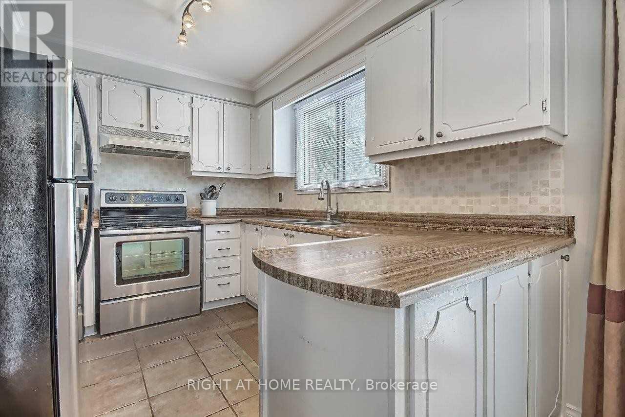 269 Manchester Drive, Newmarket, Ontario  L3Y 6J4 - Photo 7 - N12526482