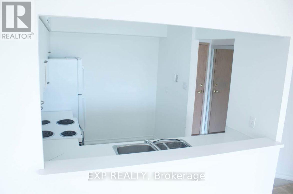 1003 - 55 Elm Drive W, Mississauga, Ontario  L5B 3Z3 - Photo 4 - W12526474