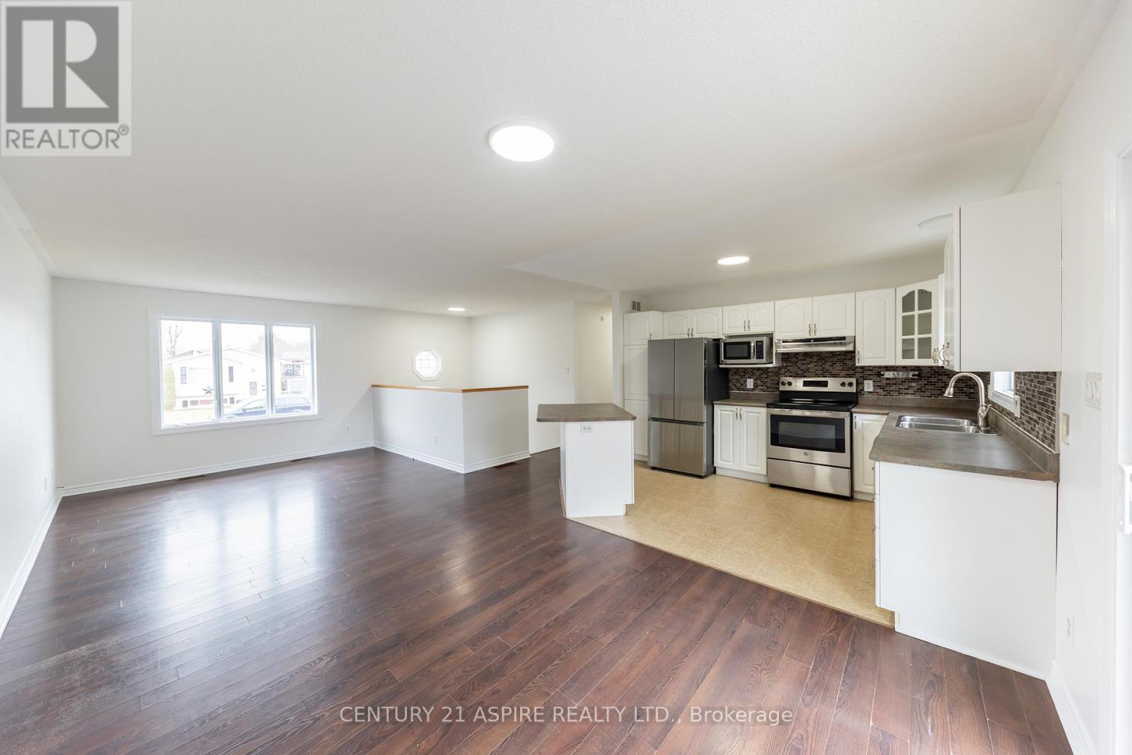 20 Briarwood Drive, Petawawa, Ontario K8H 3N8 - Photo 12 - X12526492