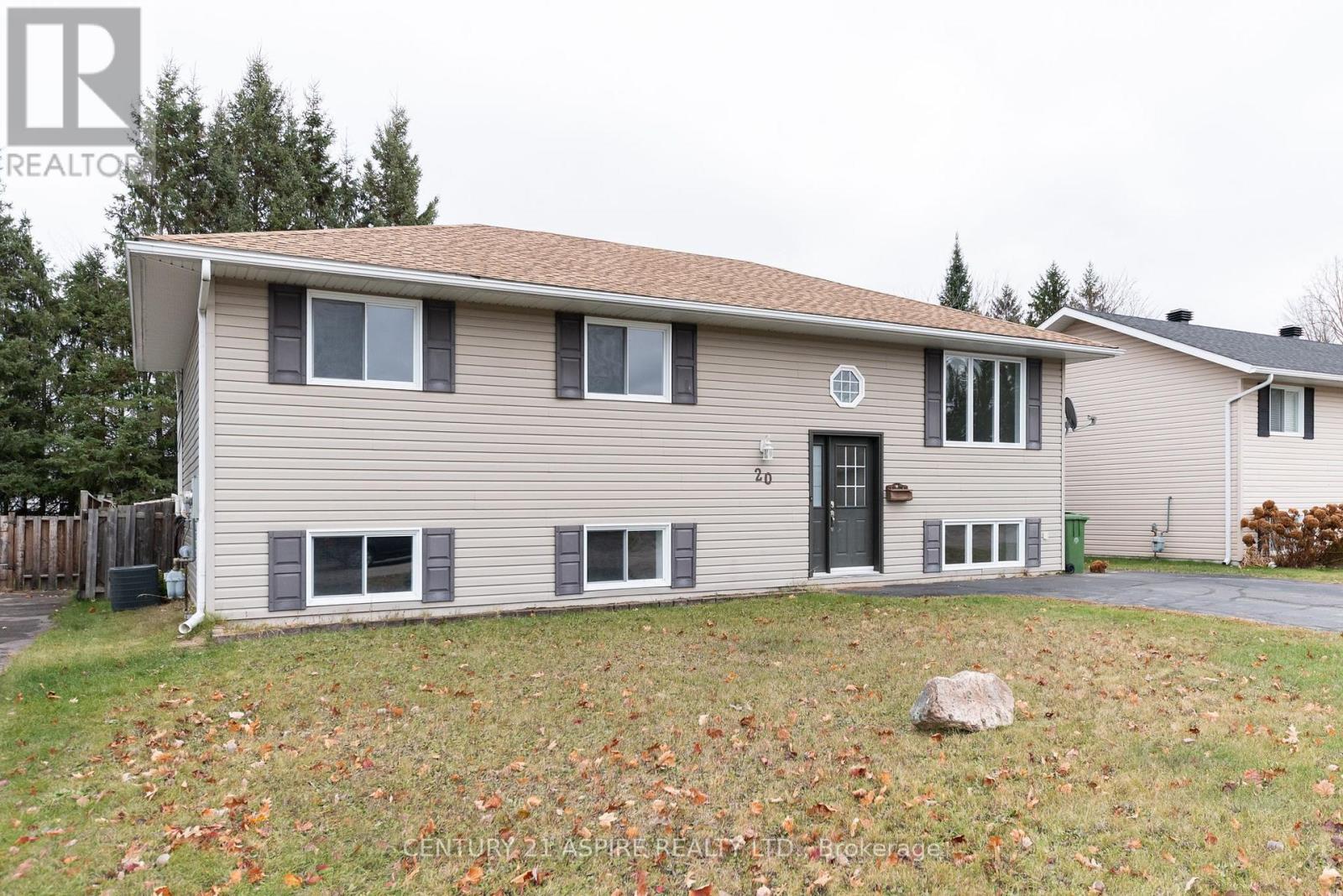 20 Briarwood Drive, Petawawa, Ontario K8H 3N8 - Photo 2 - X12526492