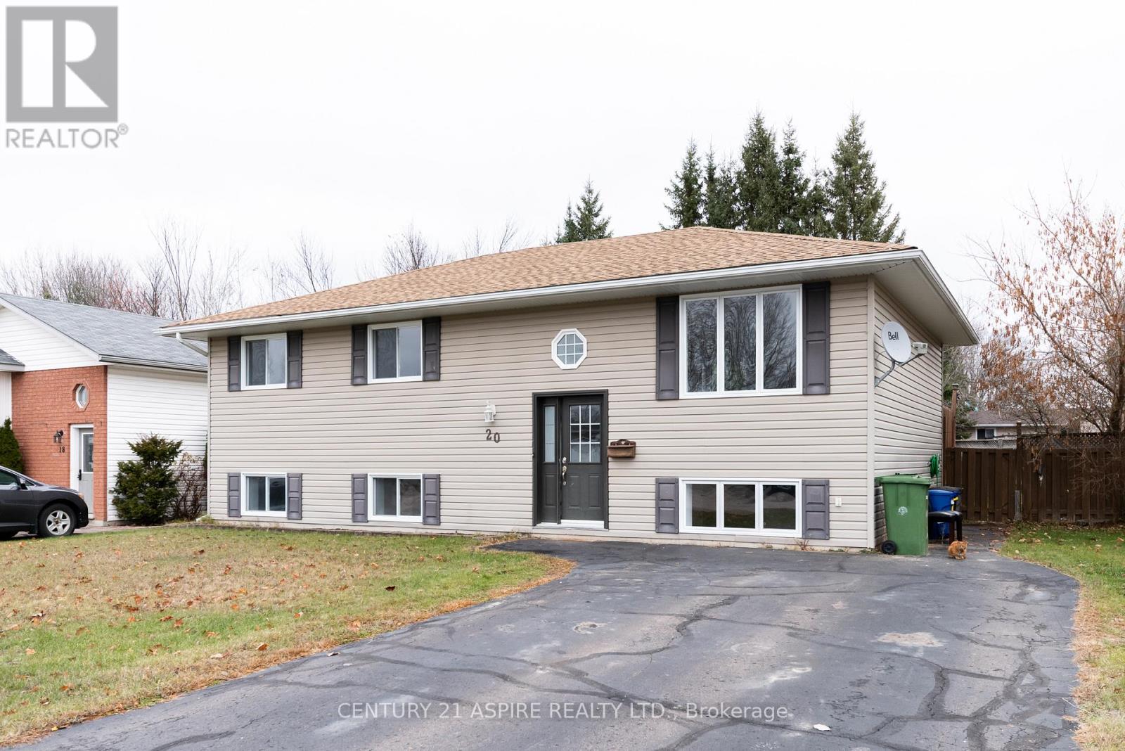 20 Briarwood Drive, Petawawa, Ontario K8H 3N8 - Photo 3 - X12526492