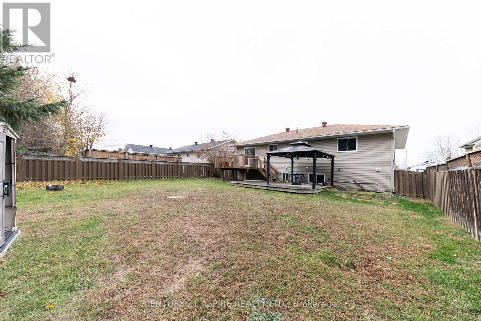 20 Briarwood Drive, Petawawa, Ontario K8H 3N8 - Photo 6 - X12526492