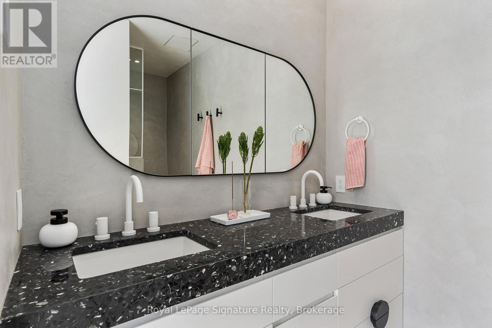 120 Sebastian Street, Blue Mountains, Ontario N0H 1J0 - Photo 45 - X12526496