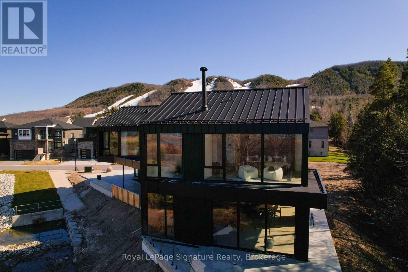 120 Sebastian Street, Blue Mountains, Ontario N0H 1J0 - Photo 5 - X12526496