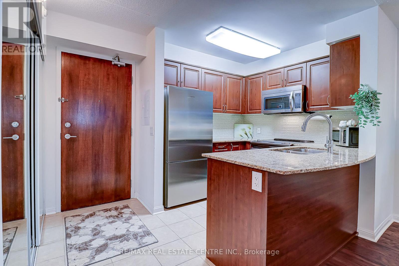 216 - 50 Via Rosedale Way, Brampton, Ontario  L6R 3Z7 - Photo 5 - W12526382