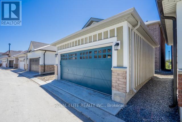 24 Sundew Lane, Richmond Hill, Ontario  L4E 1C3 - Photo 4 - N12501066