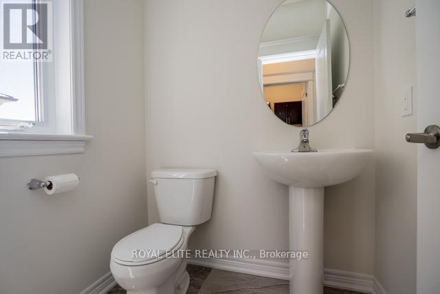 24 Sundew Lane, Richmond Hill, Ontario  L4E 1C3 - Photo 7 - N12501066