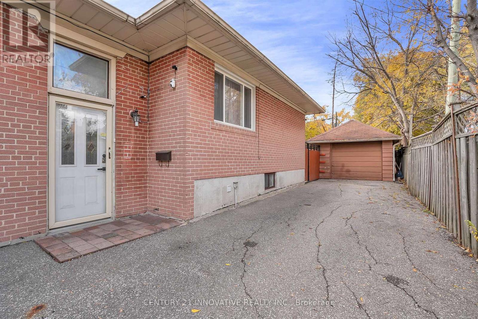 4 Hallow Crescent, Toronto, Ontario  M9W 2V9 - Photo 4 - W12521260