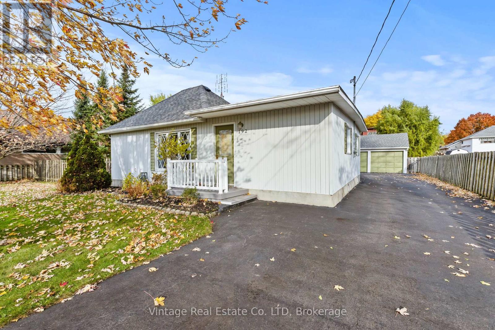 190 Thorold Road, Welland, Ontario  L3C 3V7 - Photo 2 - X12526526