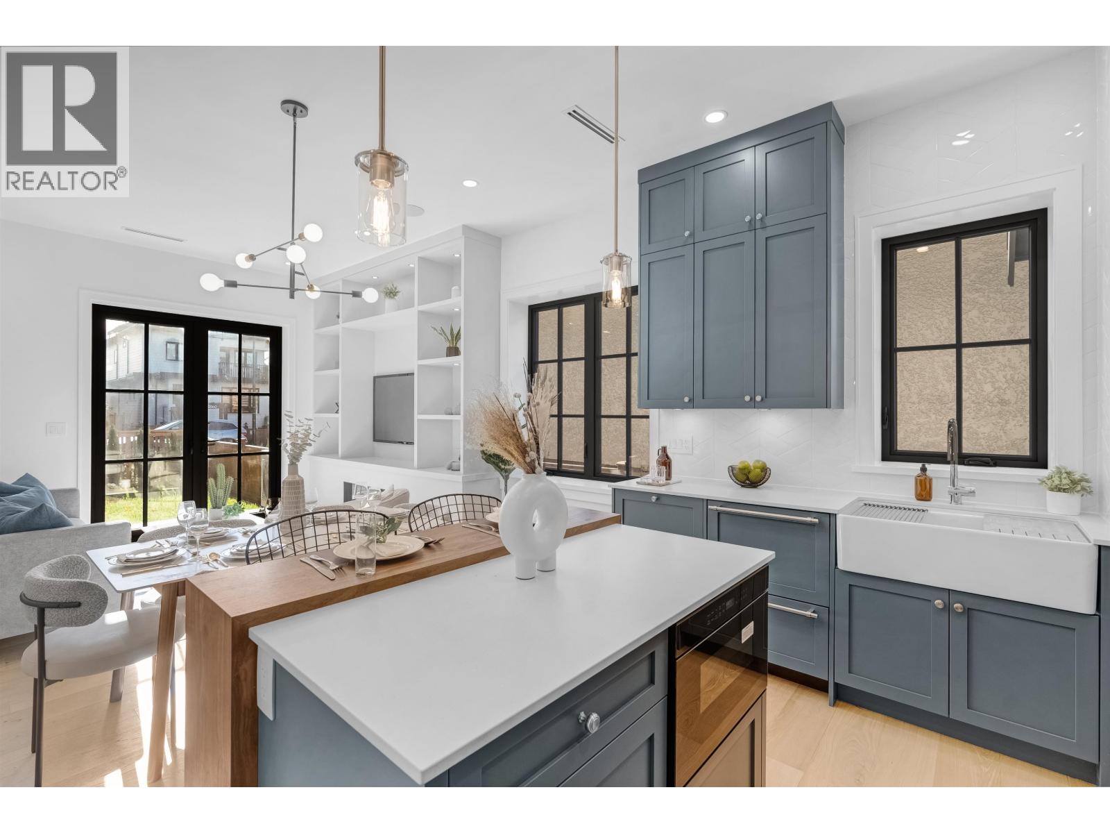 1 2565 DUNDAS STREET, vancouver, British Columbia