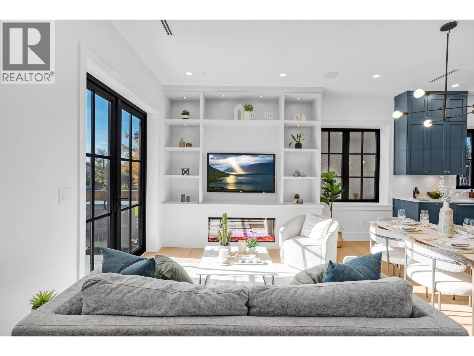 1 2565 Dundas Street, Vancouver, British Columbia  V5K 1P7 - Photo 2 - R3065992