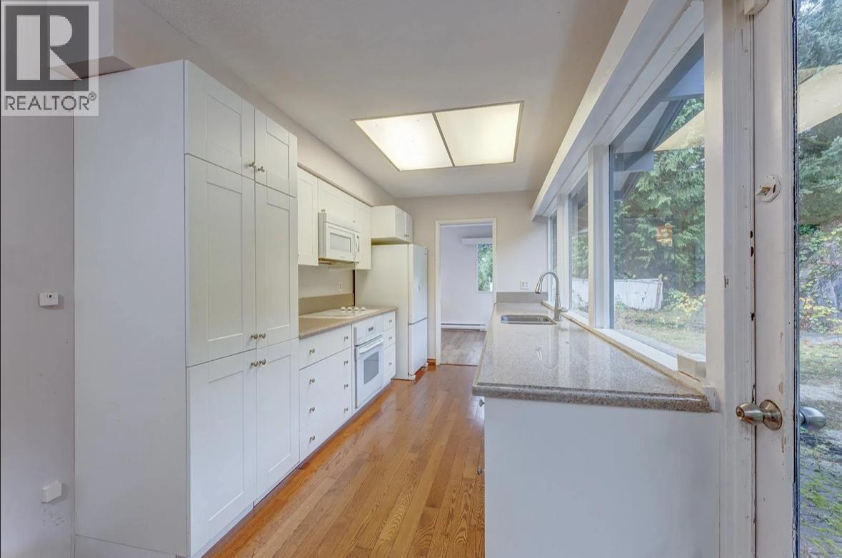 1380 Burnside Road Street, West Vancouver, British Columbia  V7S 2P5 - Photo 10 - R3065984