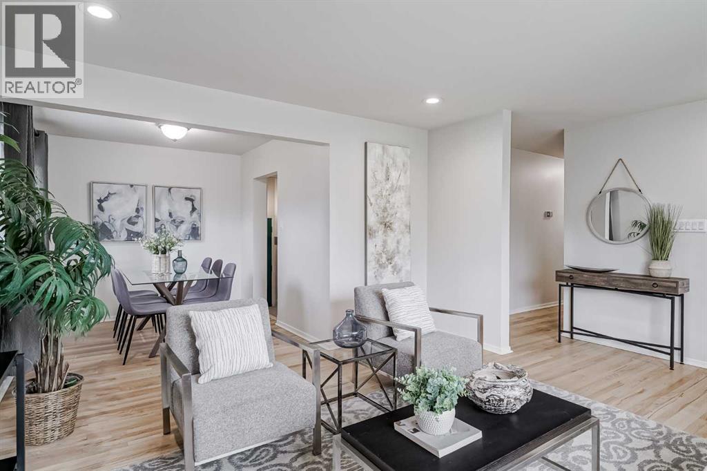 52 Hogarth Crescent Sw, Calgary, Alberta  T2V 3A7 - Photo 7 - A2264506