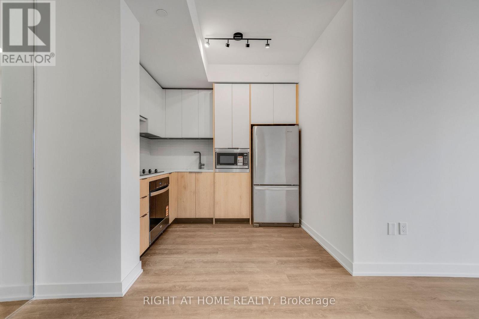 402 - 1007 The Queensway, Toronto, Ontario M8Z 0H4 - Photo 11 - W12518394