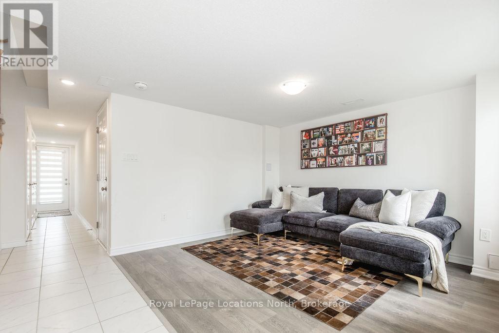 17 Sama Way, Wasaga Beach, Ontario L9Z 0K3 - Photo 3 - S12526574