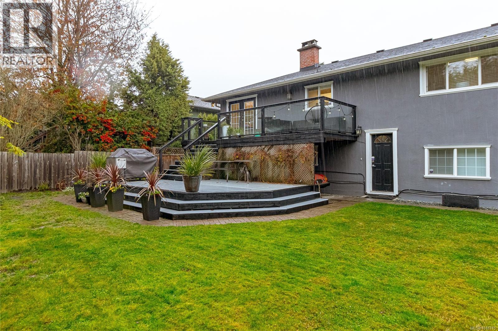 1743 Townley St, Saanich, British Columbia  V8R 3A6 - Photo 3 - 1018715