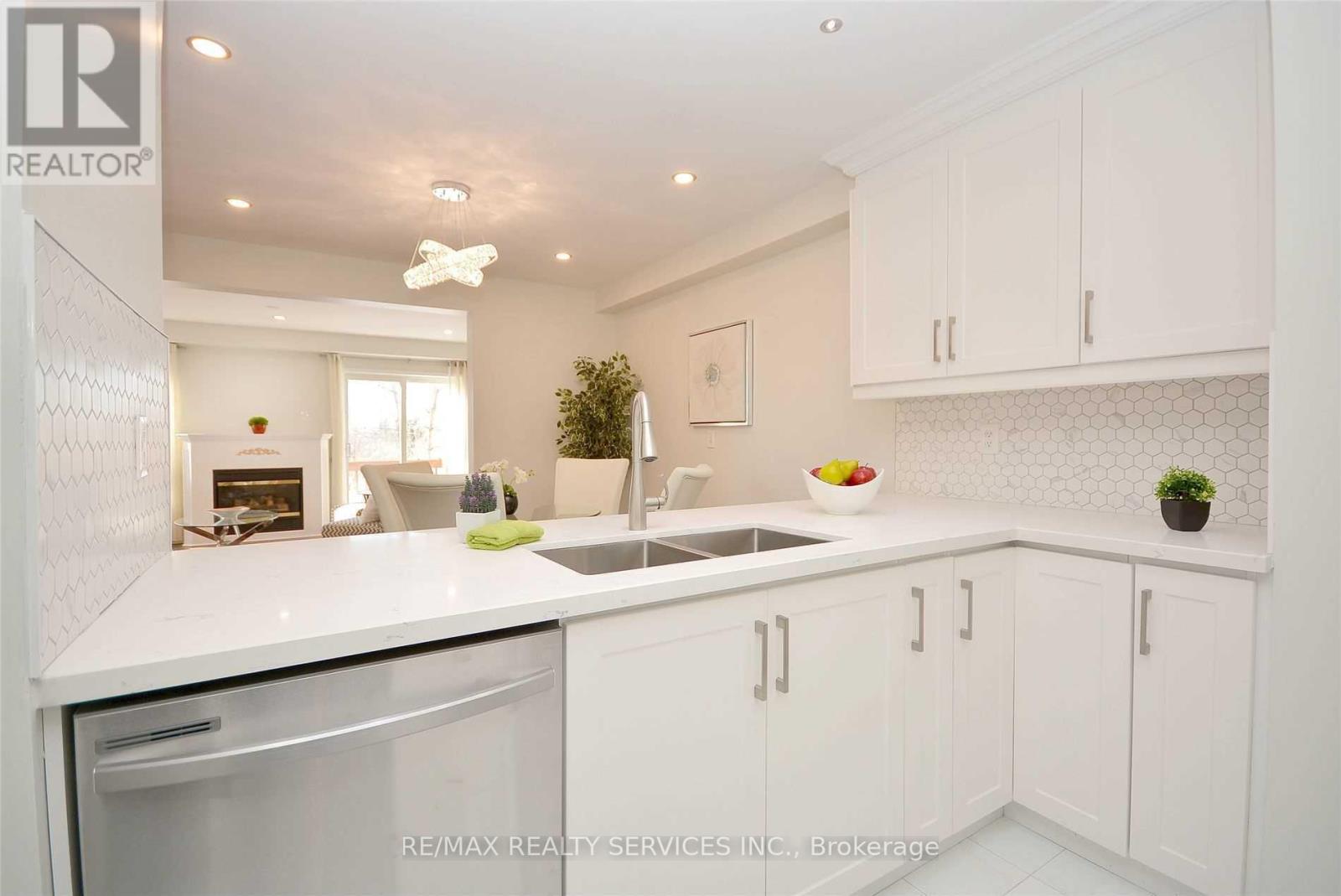 22 Berkindale Court, Brampton, Ontario  L6Y 5G1 - Photo 10 - W12526580