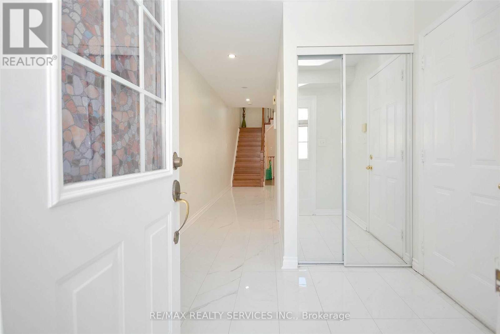 22 Berkindale Court, Brampton, Ontario  L6Y 5G1 - Photo 2 - W12526580