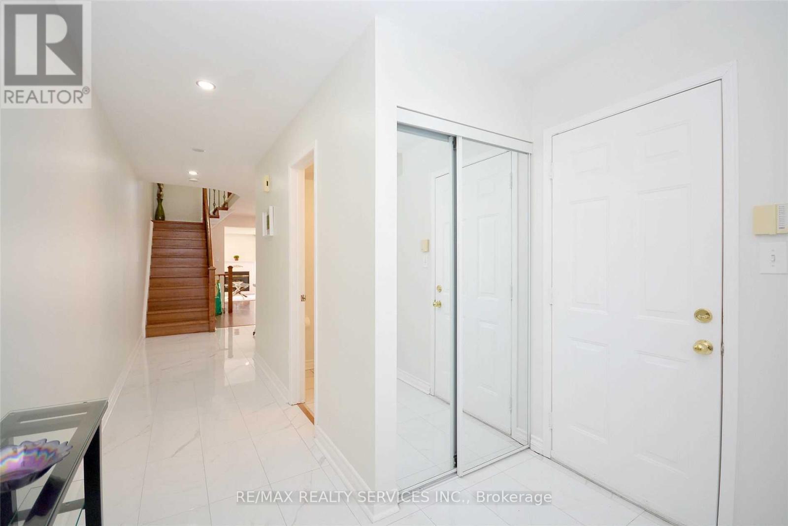 22 Berkindale Court, Brampton, Ontario  L6Y 5G1 - Photo 3 - W12526580