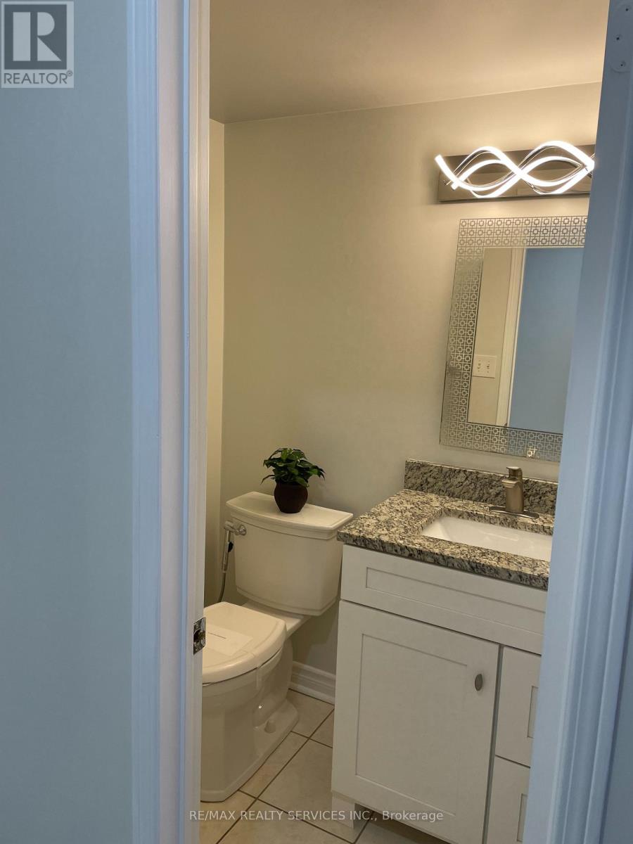 22 Berkindale Court, Brampton, Ontario  L6Y 5G1 - Photo 4 - W12526580