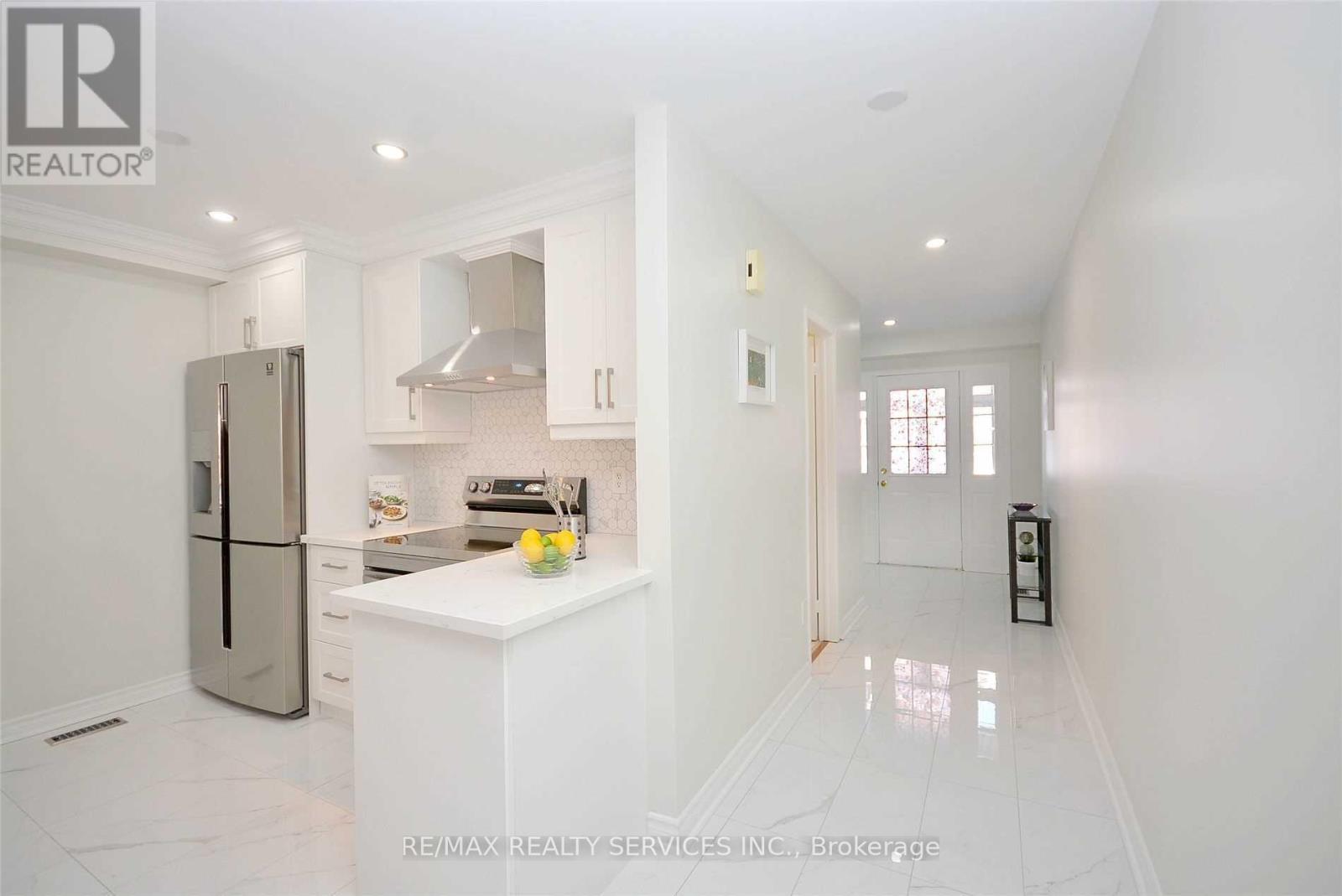 22 Berkindale Court, Brampton, Ontario  L6Y 5G1 - Photo 5 - W12526580