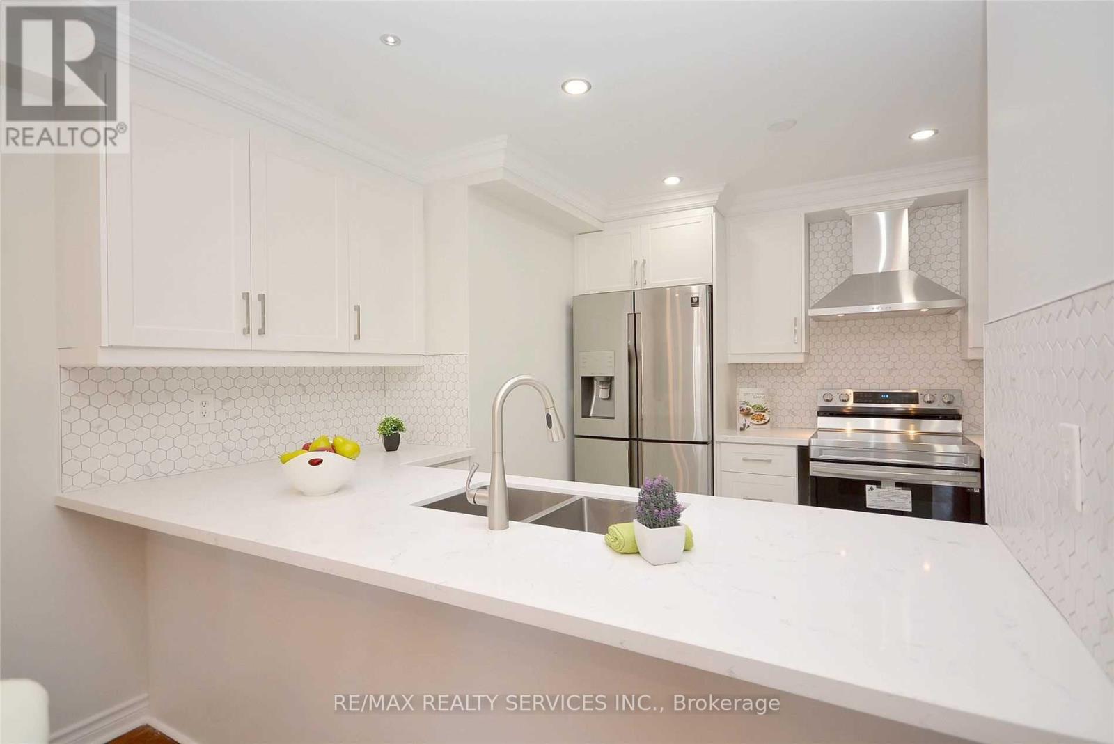 22 Berkindale Court, Brampton, Ontario  L6Y 5G1 - Photo 6 - W12526580